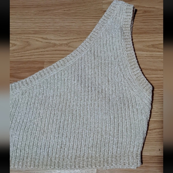 House of CB Cream One-Shoulder Crop Top - Picture 3 of 4